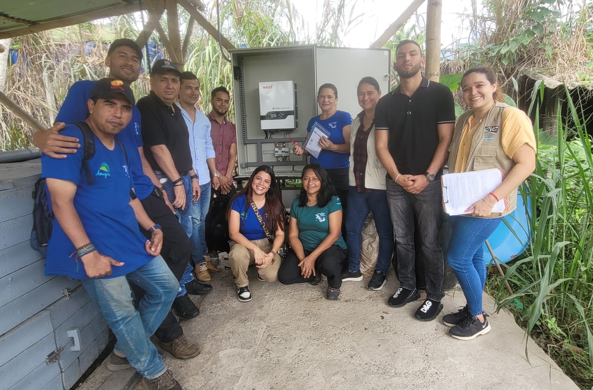 CVC ENTREGA PLANTA SOLAR AISLADA A LOS GUARDIANES DEL RÍO PANCE